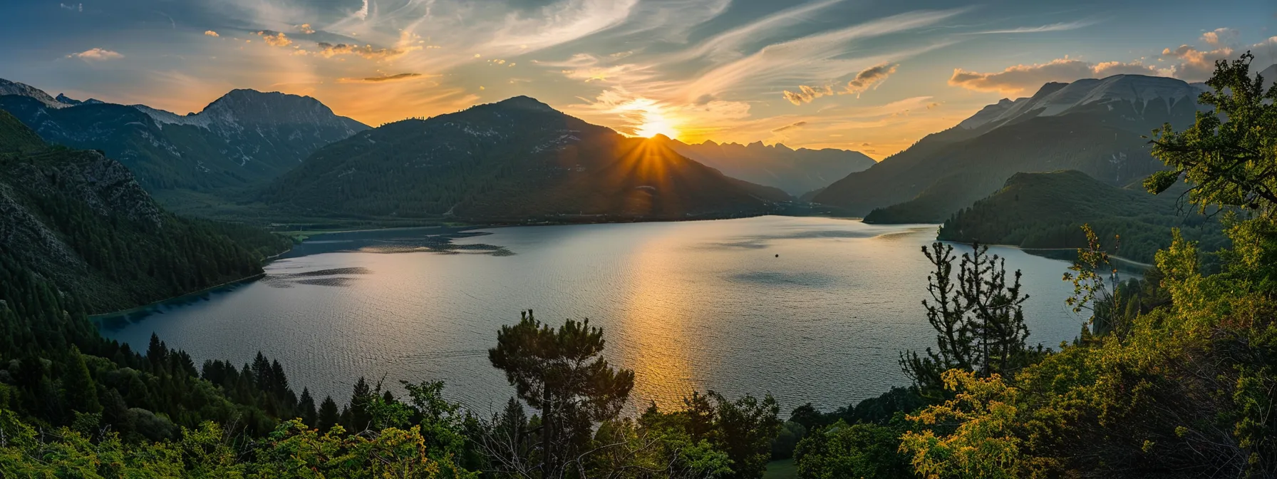ein leuchtender sonnenuntergang über einem ruhigen, glitzernden see, umrahmt von majestätischen bergen und üppig grünen wälder, vermittelt eine friedvolle und inspirierende atmosphäre.