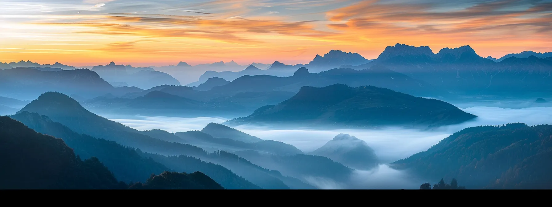 ein majestätischer sonnenaufgang über einem nebligen bergpanorama, in dem die warmen farben des himmels sanft auf die schroffen gipfel scheinen und eine friedliche, magische atmosphäre schaffen.
